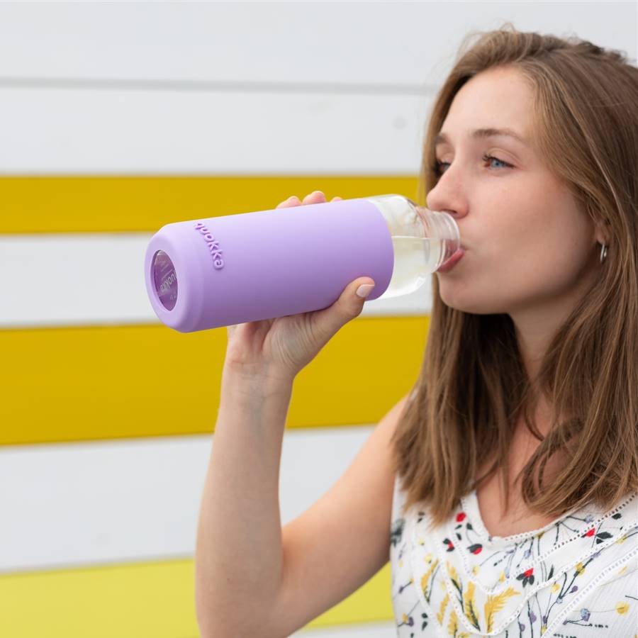 Mujer bebiendo agua