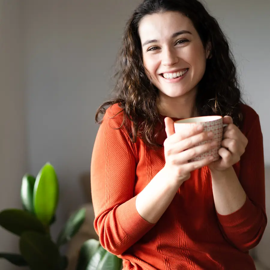 Mujer con una taza en las manos