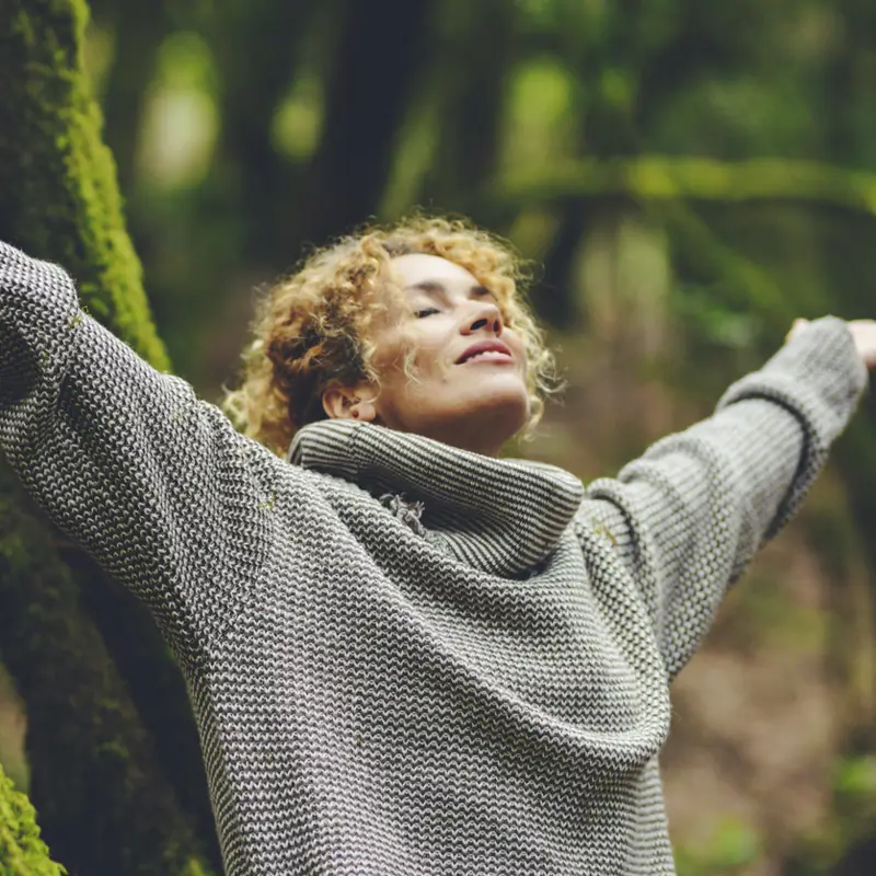 mujer en el bosque