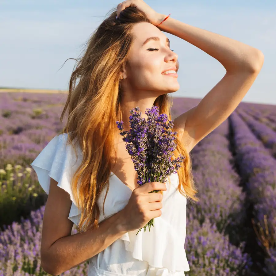 mujer en un campo de lavanda