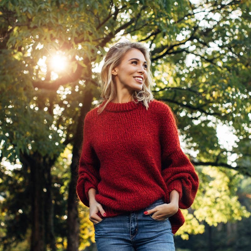 HERMOSA MUJER EN LA NATURALEZA