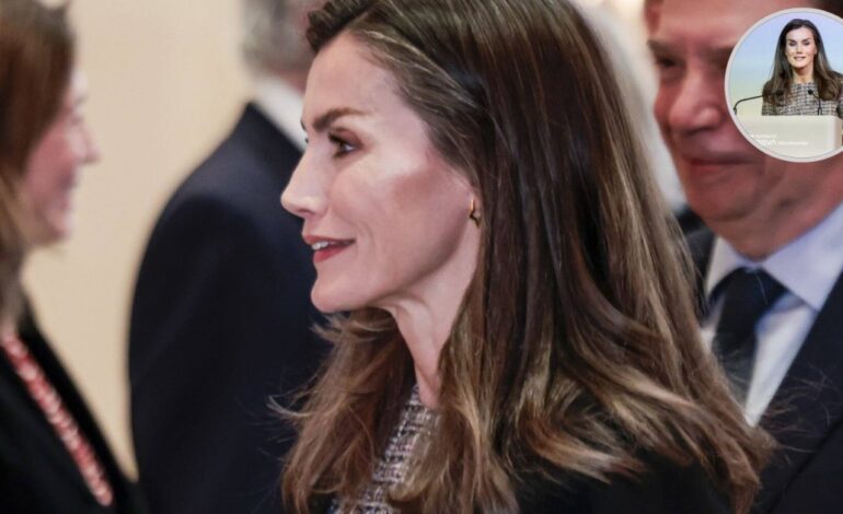 El nuevo look de la reina Letizia con vestido de tweed