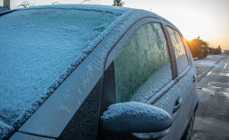 el peligro de conducir con nieve o hielo sobre el coche