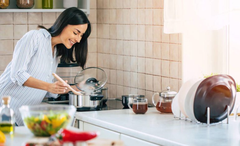 El truco de una experta para eliminar el olor a comida mientras cocinas