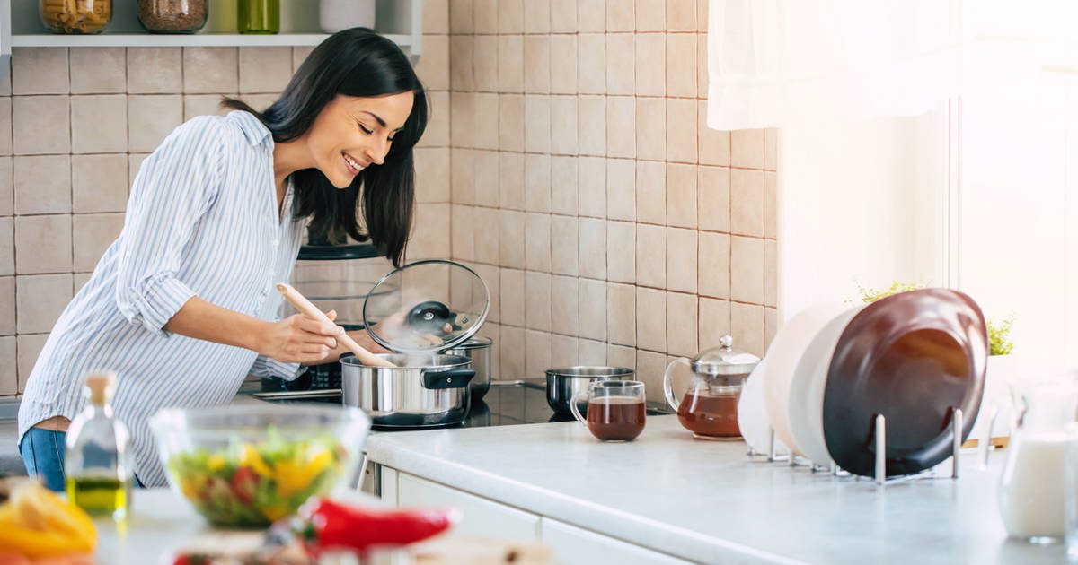 El truco de una experta para eliminar el olor a comida mientras cocinas