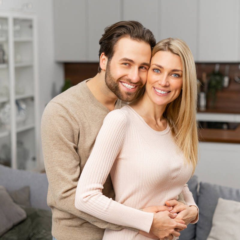 Pareja feliz en casa