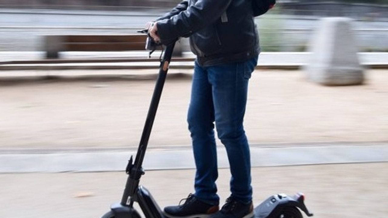 Multas de hasta 500 euros a los patinetes que circulen por la acera en Barcelona