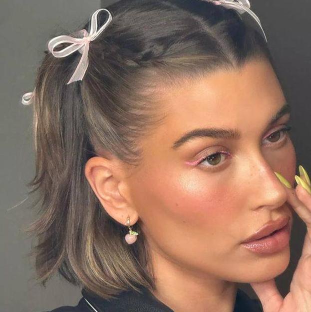 Hailey Bieber con peinado de cabello corto con corbatas