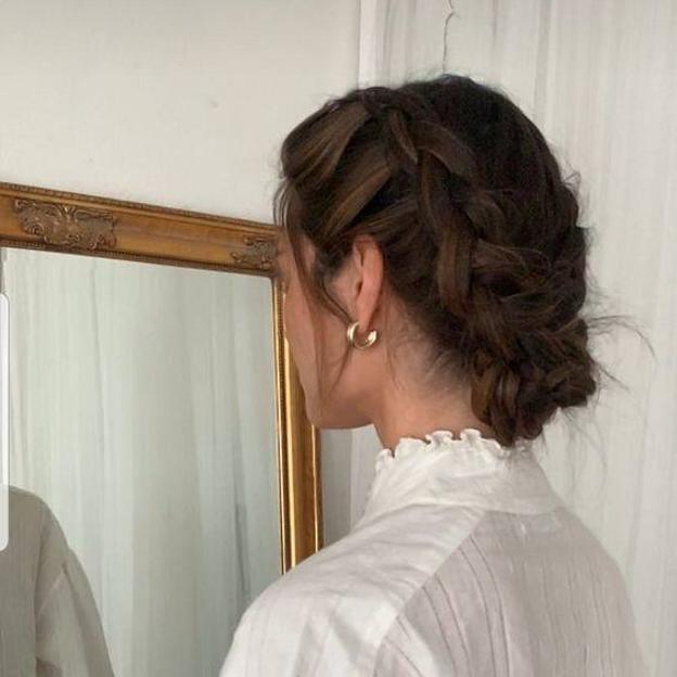 Influencer con una trenza de cabello corto