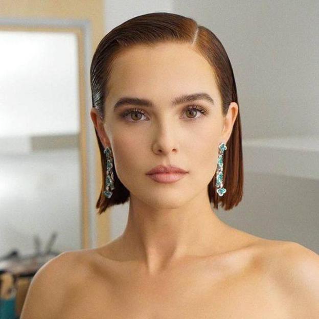 Zoey deutch con una apariencia húmeda de peinado de cabello corto