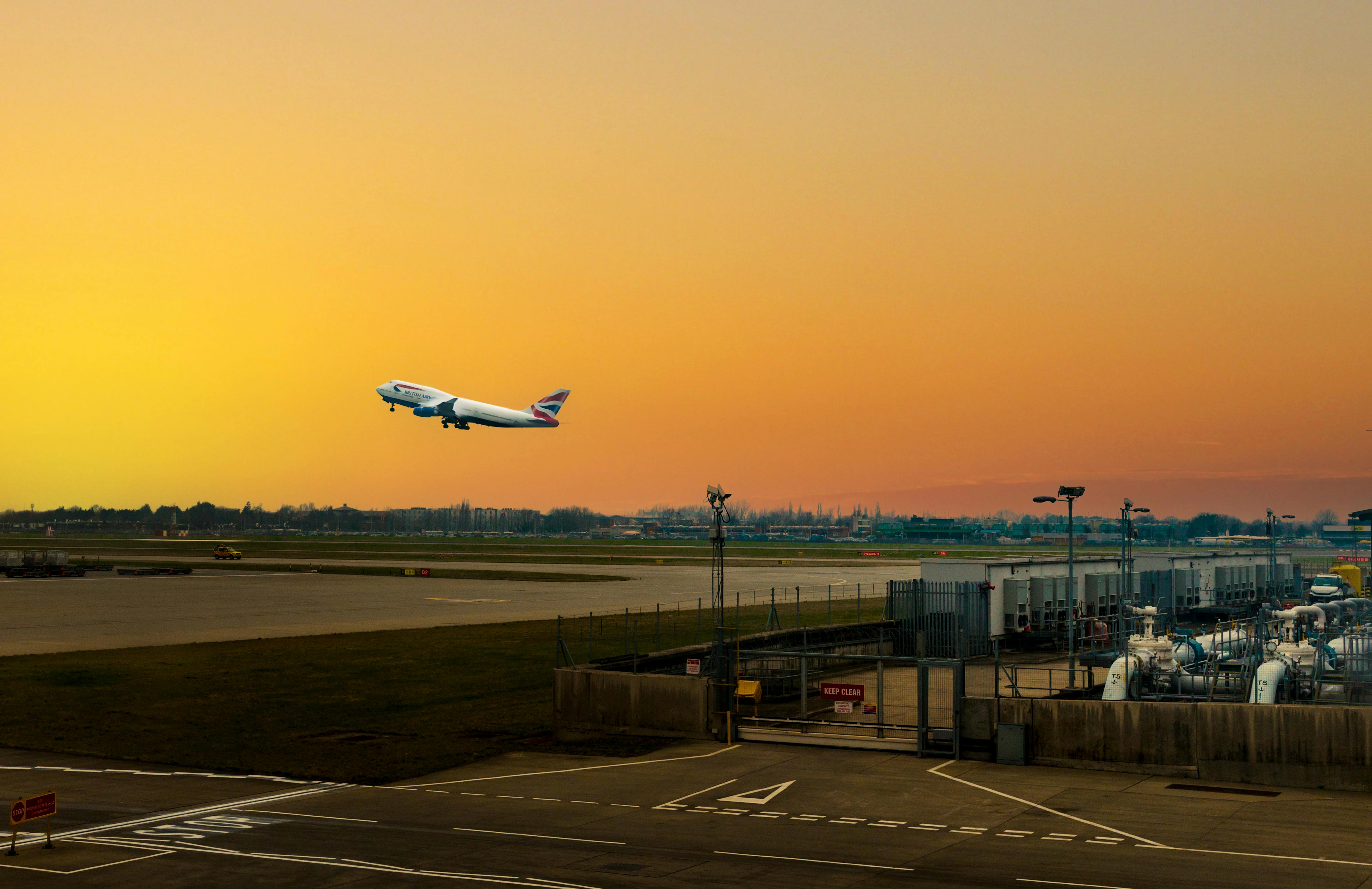 Avión despegando del aeropuerto de Heathrow (Londres)