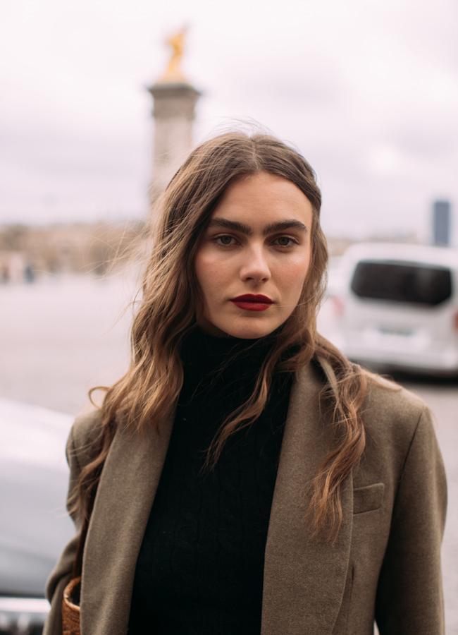 Una mujer con labios rojos oscuros. Foto: Spotlight de LaunchMetics.