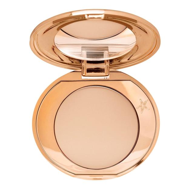 Impecable acabado con aerógrafo de Charlotte Tilbury.