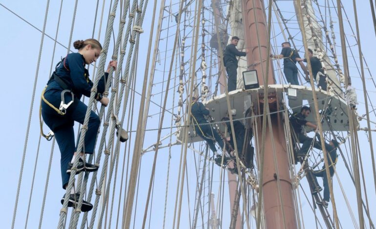 La princesa Leonor se sube a un palo de la embarcación de Elcano a casi 50 metros de altura