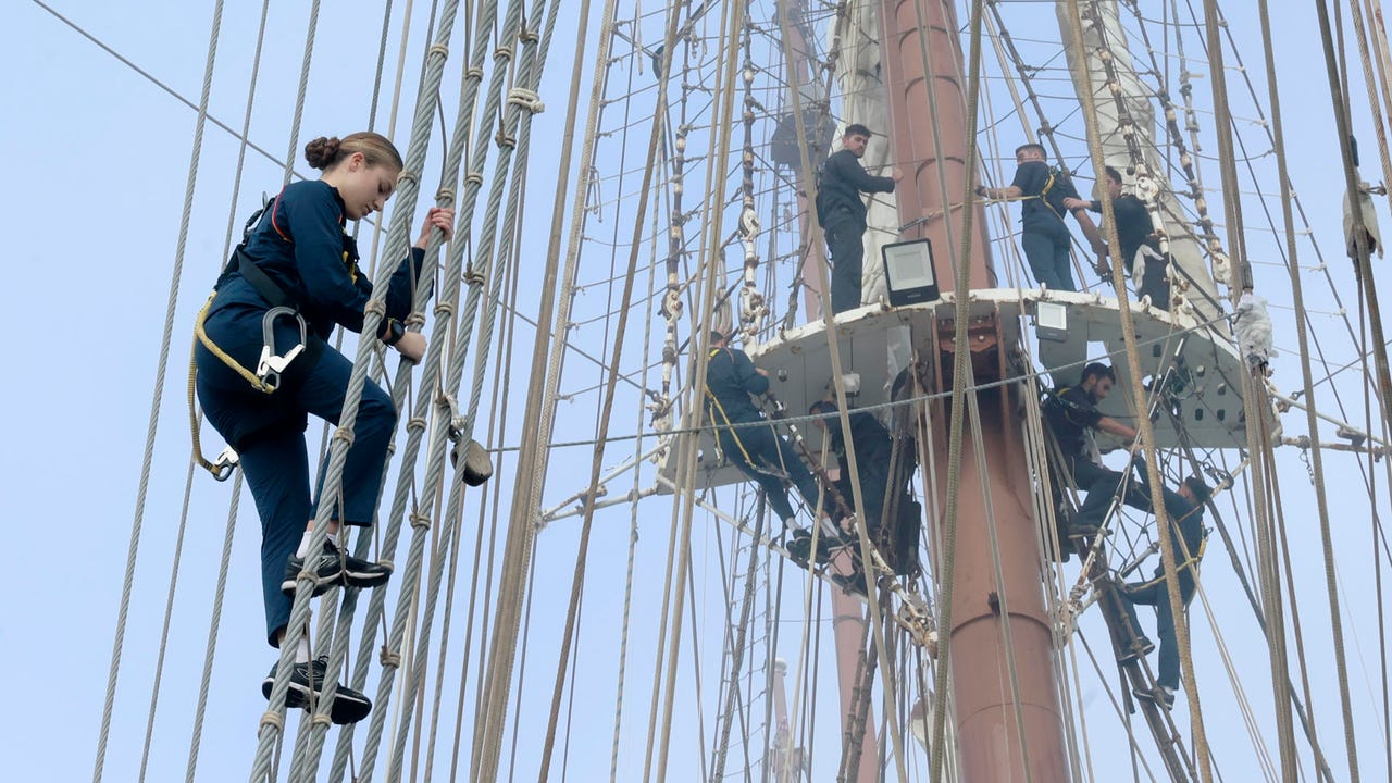 La princesa Leonor se sube a un palo de la embarcación de Elcano a casi 50 metros de altura