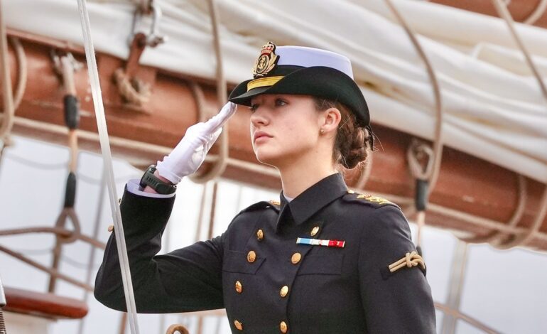 El buque Juan Sebastián de Elcano zarpa desde Cádiz con la princesa Leonor a bordo