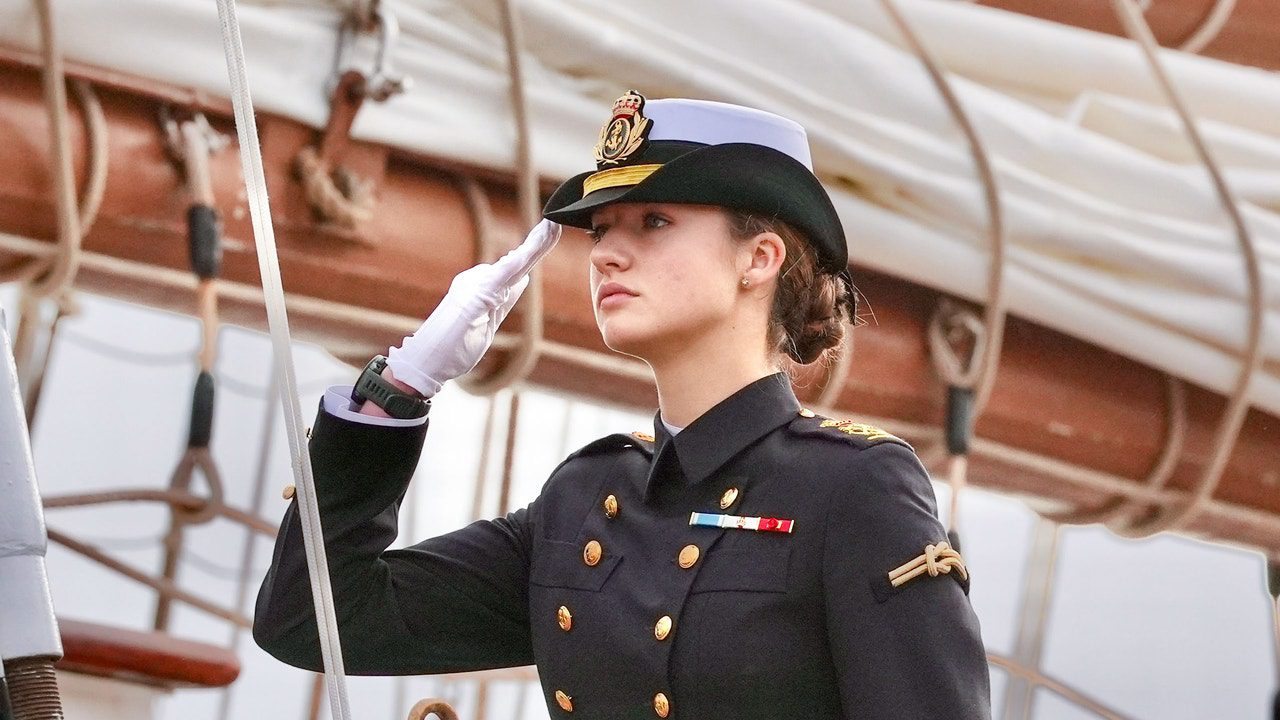 El buque Juan Sebastián de Elcano zarpa desde Cádiz con la princesa Leonor a bordo