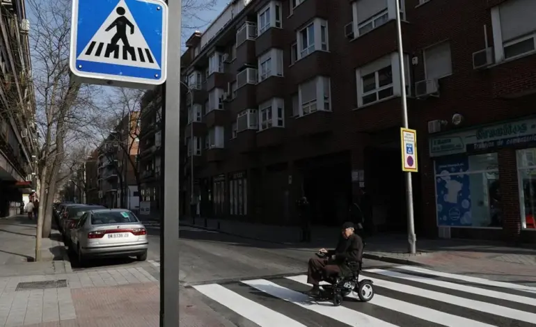 El gesto que haces en un paso de peatones y que la DGT prohíbe tajantemente