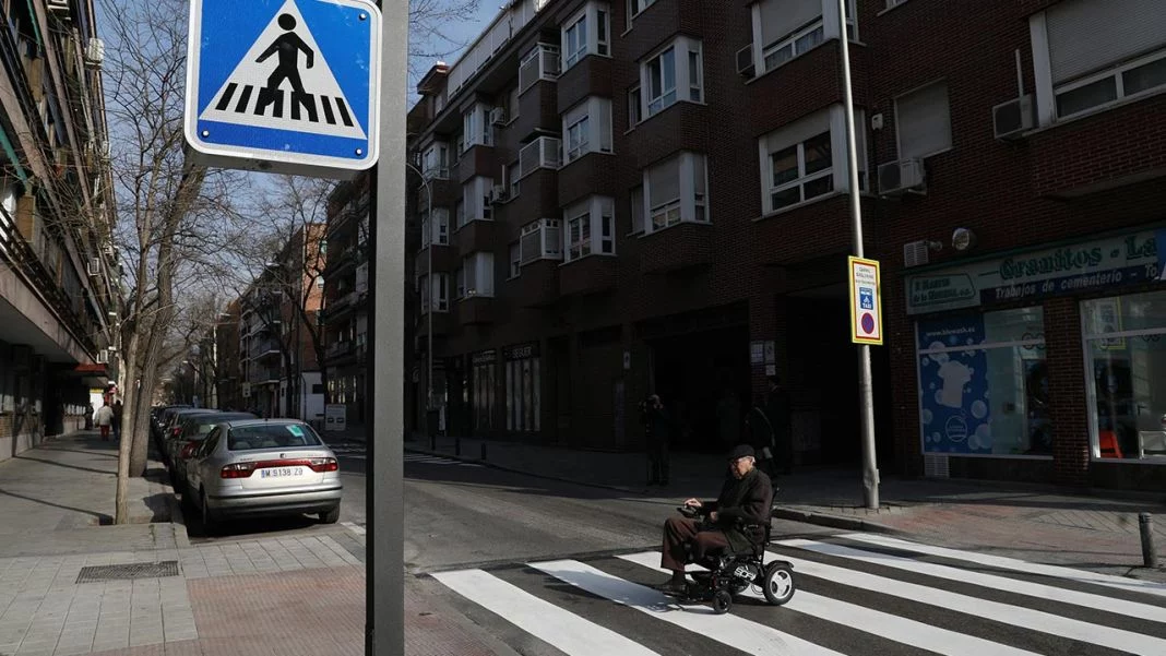 El gesto que haces en un paso de peatones y que la DGT prohíbe tajantemente