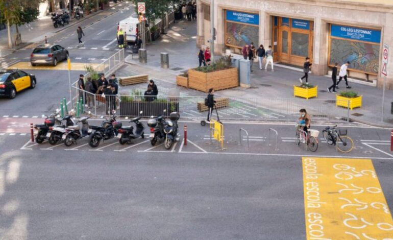 La nueva ordenanza de movilidad de Barcelona abre la ‘guerra’ entre patinetes y bicicletas