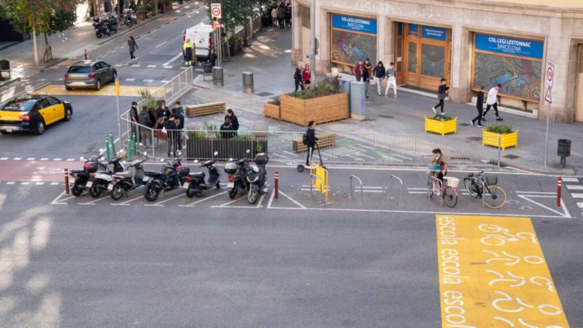 La nueva ordenanza de movilidad de Barcelona abre la ‘guerra’ entre patinetes y bicicletas