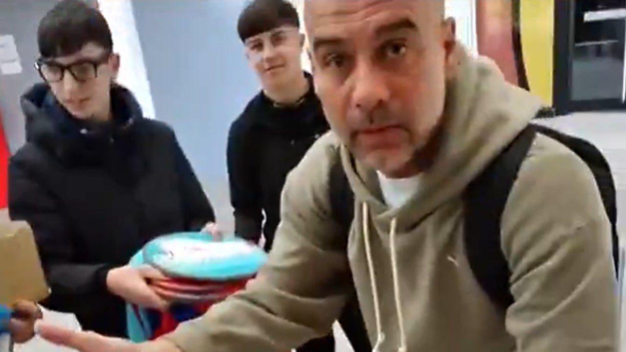 El rapapolvo de Guardiola a unos jóvenes ‘caza autógrafos’: «Conozco vuestras caras»