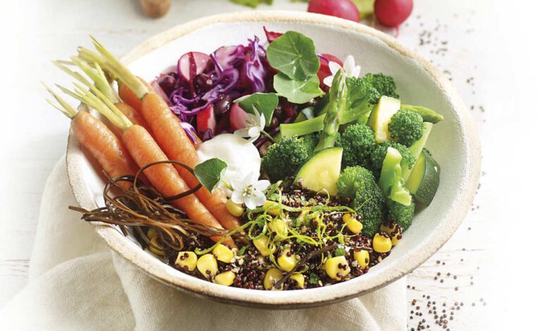 ¿Quinoa para cenar? Prueba este fácil y delicioso «buddha bowl» de quinoa crujiente con verduritas al vapor y glaseadas