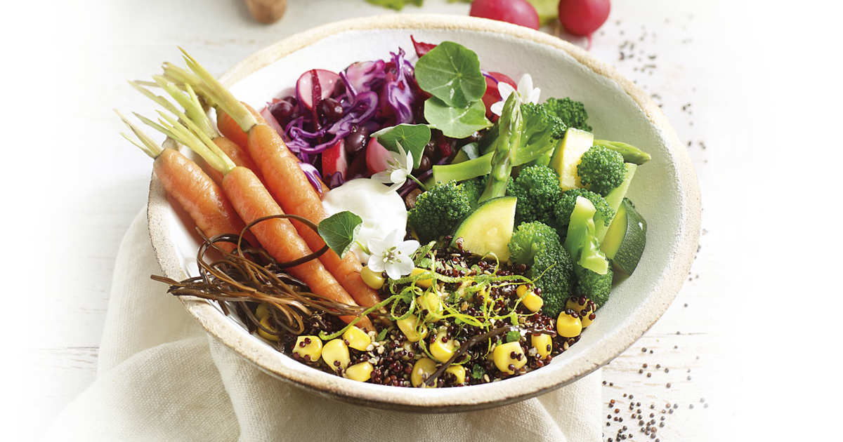 ¿Quinoa para cenar? Prueba este fácil y delicioso «buddha bowl» de quinoa crujiente con verduritas al vapor y glaseadas