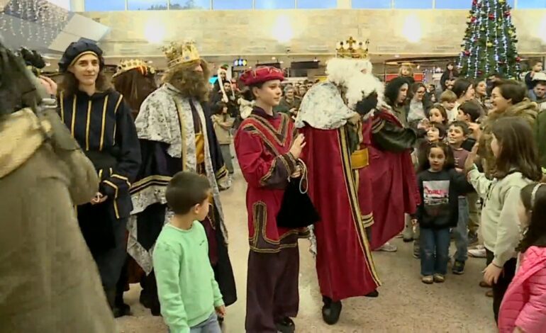 Los Reyes Magos llegan en avión al aeropuerto de A Coruña