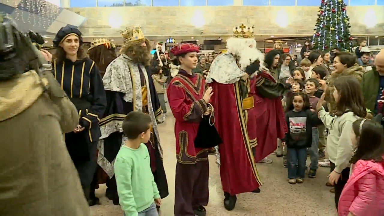 Los Reyes Magos llegan en avión al aeropuerto de A Coruña