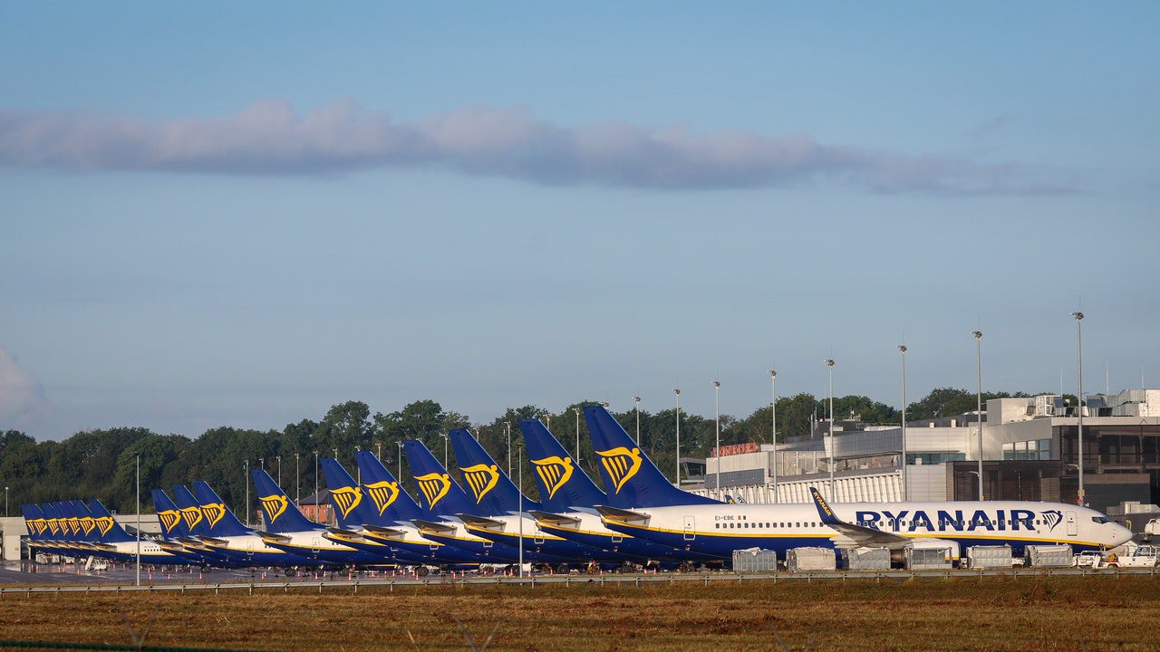 Ryanair vuelve a la carga contra Bustinduy y le tacha ahora de «ministro ridículo» que se inventa multas tras calificarle de «loco comunista»