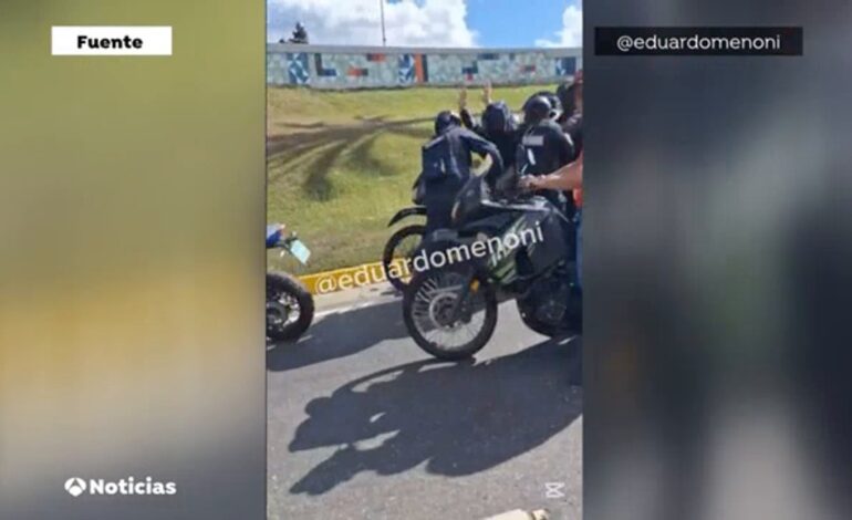 Interceptada en moto con las manos en alto