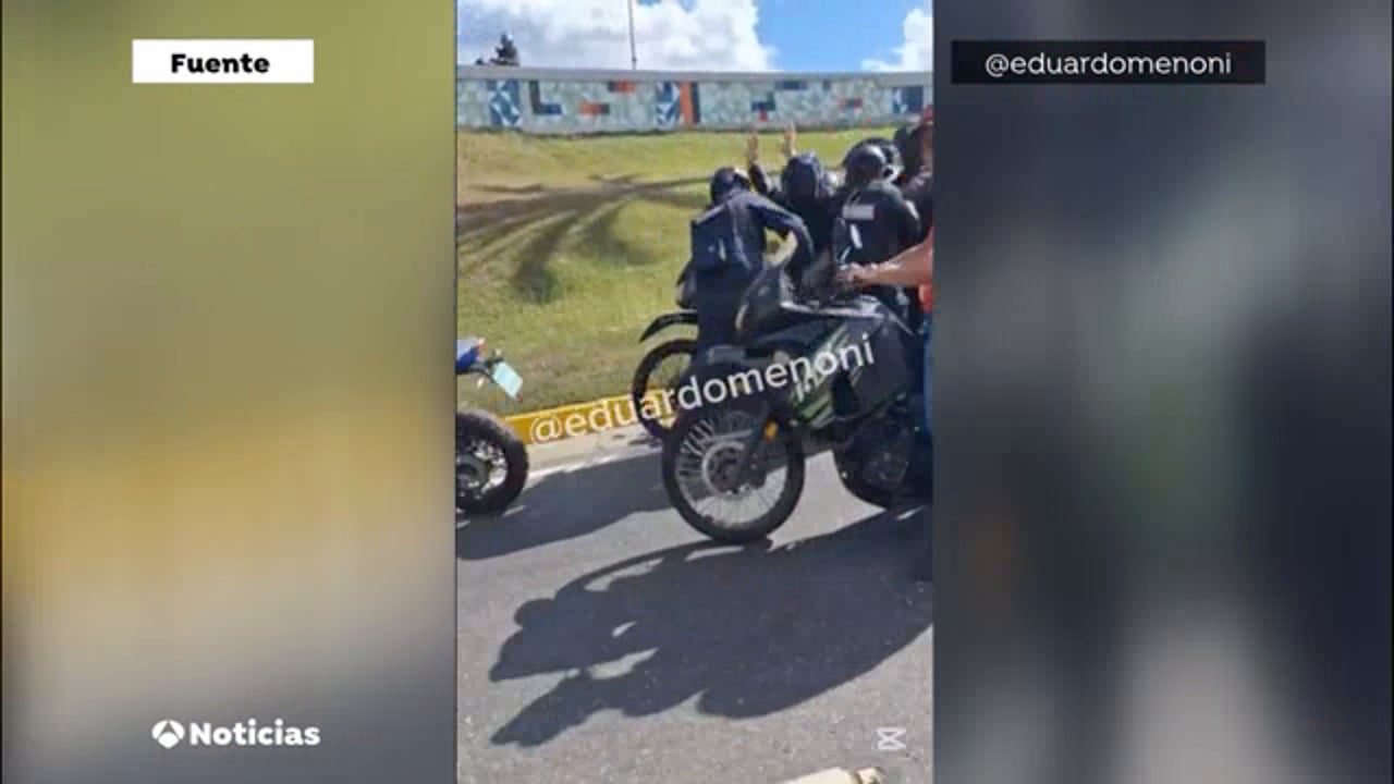 Interceptada en moto con las manos en alto