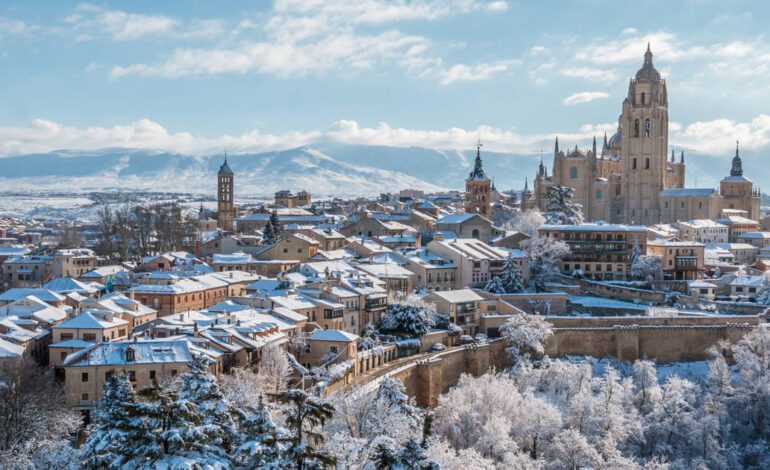 La ciudad española con castillo de cuento y a una hora de Madrid que hay que visitar en invierno al menos una vez en la vida