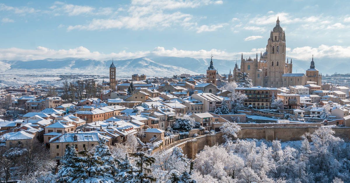 La ciudad española con castillo de cuento y a una hora de Madrid que hay que visitar en invierno al menos una vez en la vida