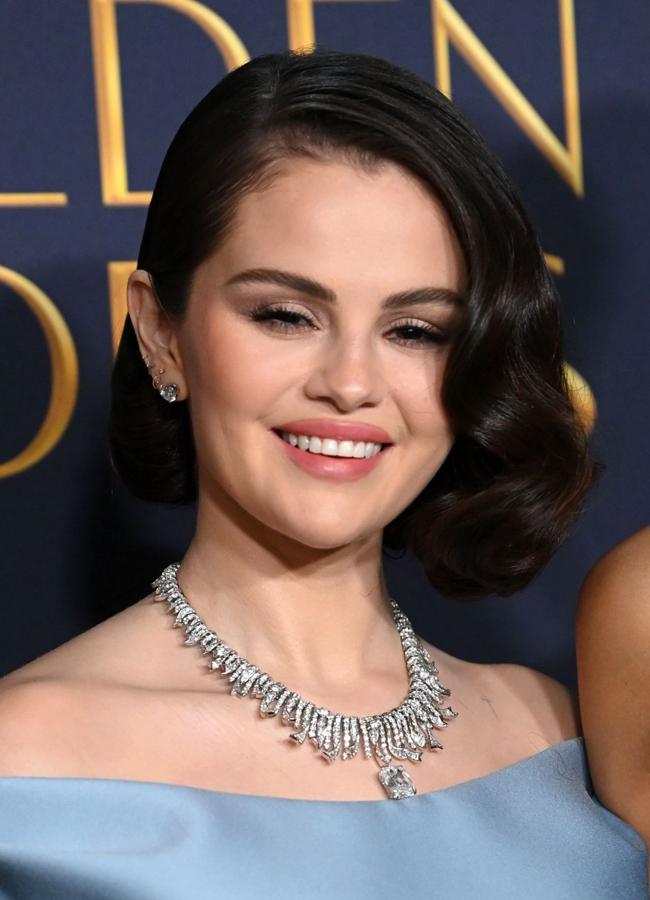 Selena Gomez con un peinado al estilo Old Hollywood en los Globos de Oro / GTRES.