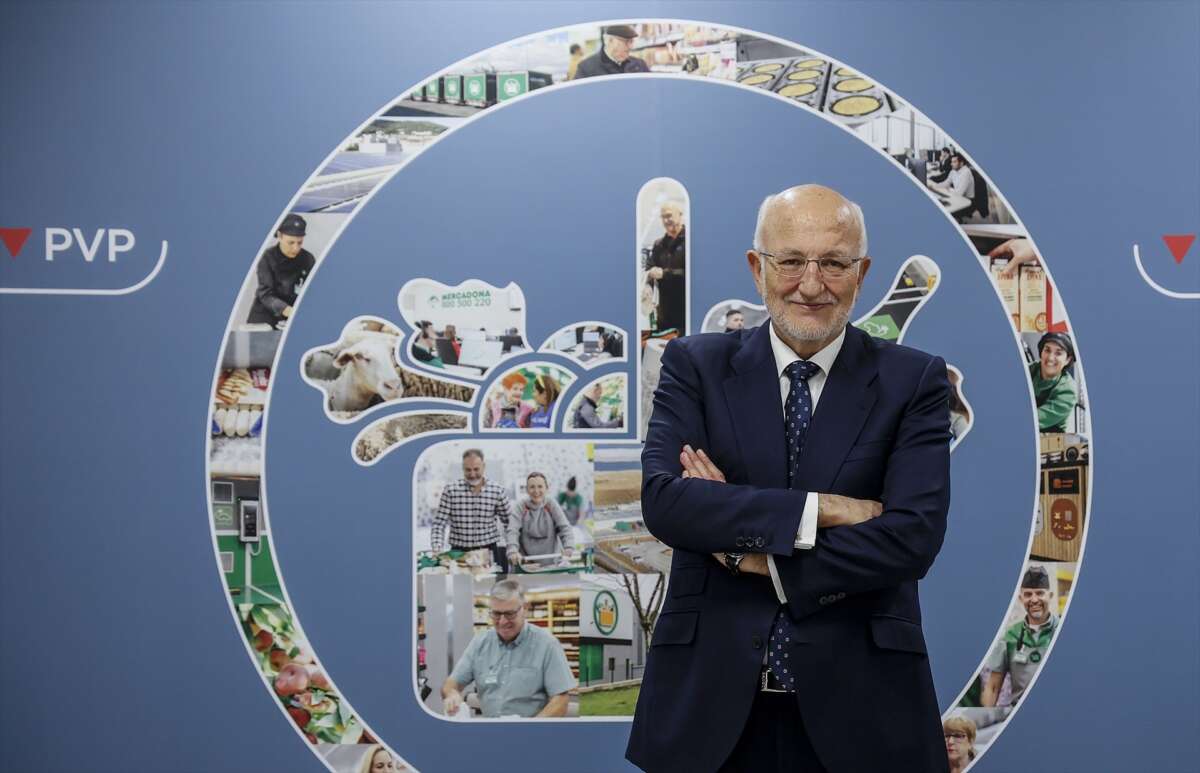 (Foto de archivo) El presidente de Mercadona, Juan Roig, a su llegada a una rueda de prensa para informar sobre la situación actual y futura de los cinco Componentes de Mercadona, en el Jarro Coinnovation Center, el 14 de marzo de 2023, en Paterna, Valencia, Valenciana Comunidad (España). Durante el acto, el presidente de Mercadona afirmó que la compañía ha ingresado 718 millones de euros, un 5,6% más que el año pasado. Además, comentó que el margen bruto de Mercadona en 2021 estuvo en el 26% y ahora en el 25% por el impacto de la inflación. Para 2023, Roig prevé que los costes rondarán los 500 millones de euros, y asegura que Mercadona mejorará la productividad. Rober Solsona / Europa Press 14 DE MARZO DE 2023;MERCADONA;EMPRESA;ECONOMÍA;FINANZAS;SITUACIÓN;SITUACIÓN ECONÓMICA;EUROS;GANANCIAS;BENEFICIO;COSTES;INFLACIÓN 14/03/2023