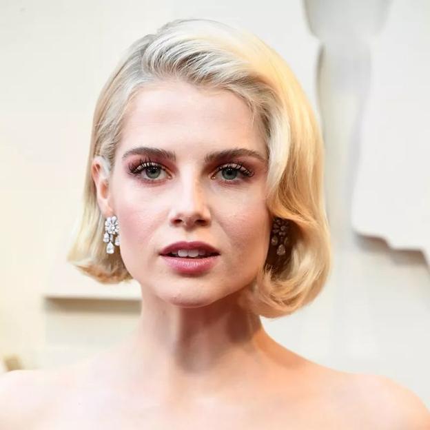 Lucy Boynton con Bob Old Hollywood Haircut Trend