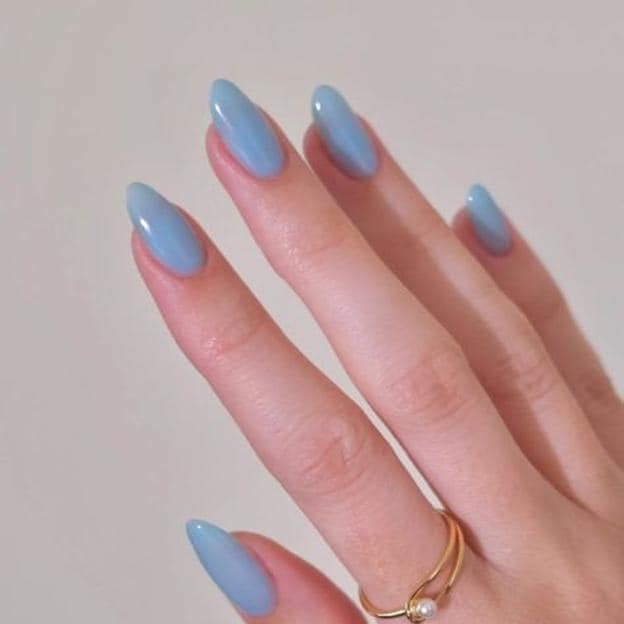 Tendencia de uñas azul cielo o hielo para enero de 2025