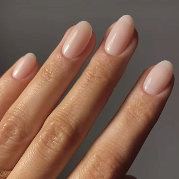 Uñas nude con acabado lechoso, tendencia 2025