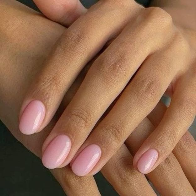 Tendencia de uñas rosas naturales para 2025