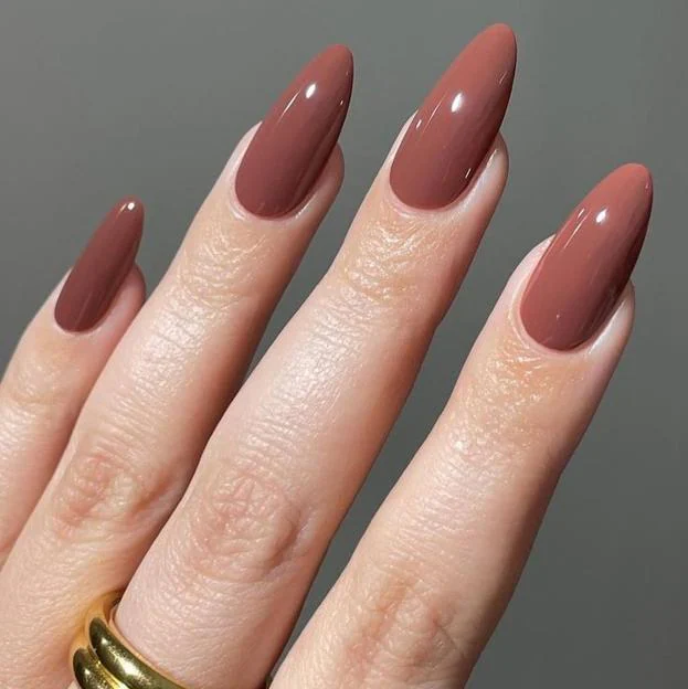 Manicura con el moderno color de uñas mocha mousse.