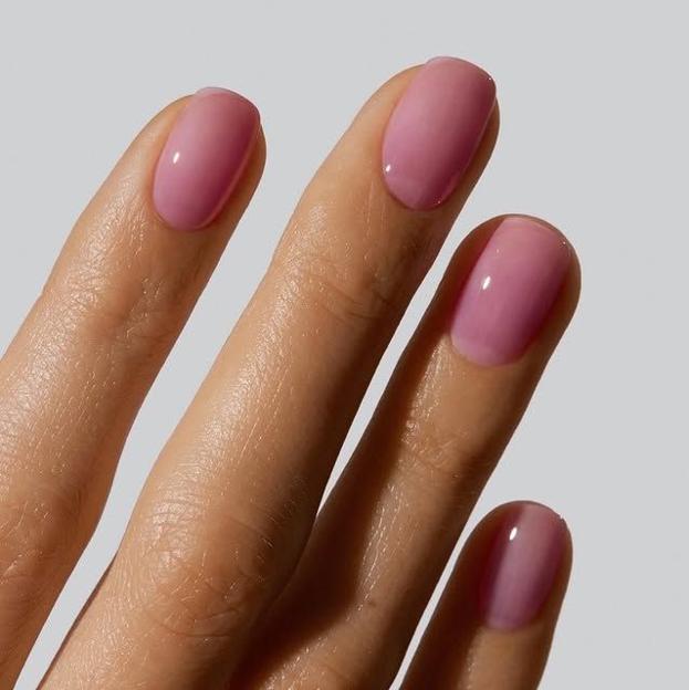 Manicura en tono rosa natural.