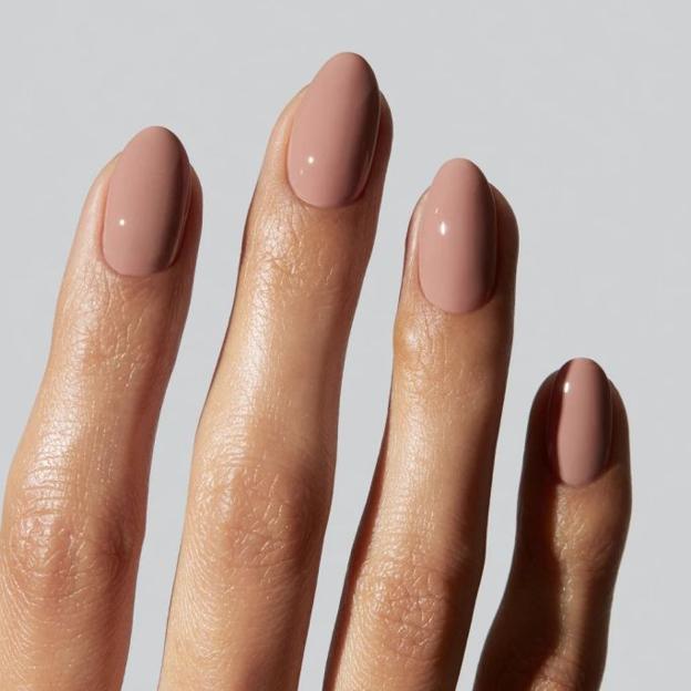 Manicura con esmalte de uñas nude.