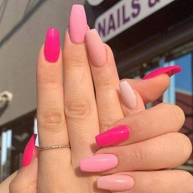 Uñas con manicura barbiecore rosa.