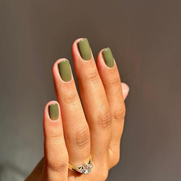 Manicura clásica en tendencia verde oliva para 2025