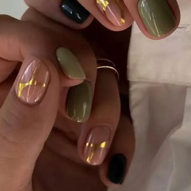 Uñas en los tonos de oliva y verde dorado