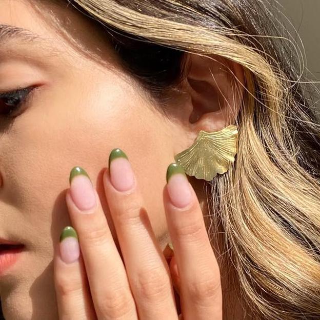 Manicura francesa con consejos de oliva verde