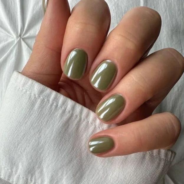 Manicura de donas acristaladas en oliva verde