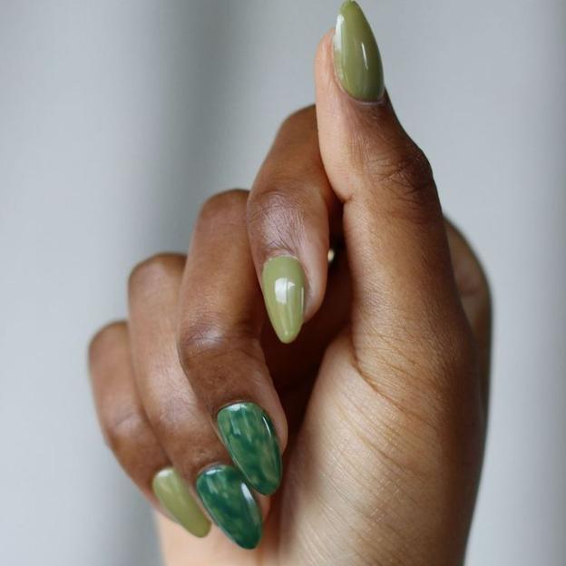 Uñas de color verde oliva con efecto de mármol